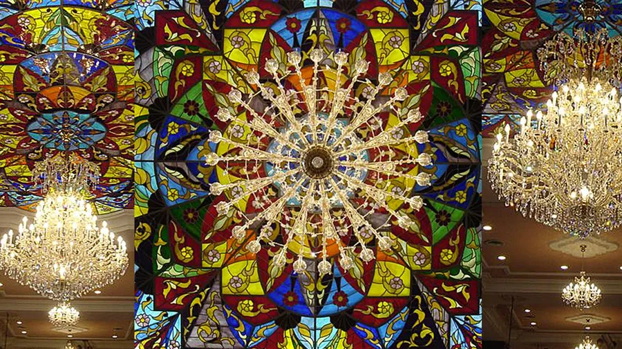 Volta in vetro colorato con lampadari in cristallo sospesi.