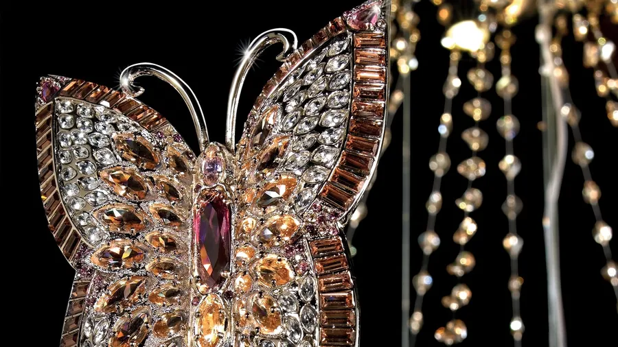 Collezione Butterfly: farfalla in cristallo molato accanto a fili di gocce.