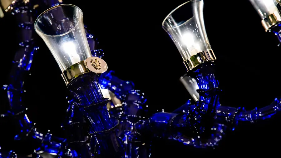 Collezione La Fleur Sauvage: vetro di Murano blu violetto e coppe trasparenti.