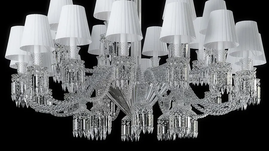Lampadario Montenapoleone in cristallo trasparente con paralumi chiari su fondo scuro.