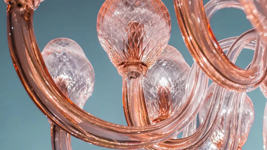 Collezione Peonia: boccioli in vetro di Murano rosa su struttura curva.