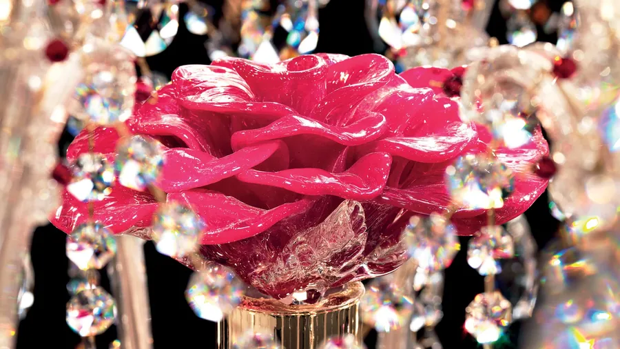 Collezione Queen of Roses: rosa in vetro rosso circondata da cristalli molati.