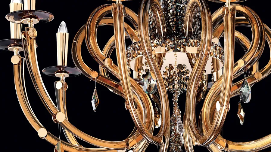 Collezione Crystal Rain: pioggia di gocce in cristallo su struttura dorata.