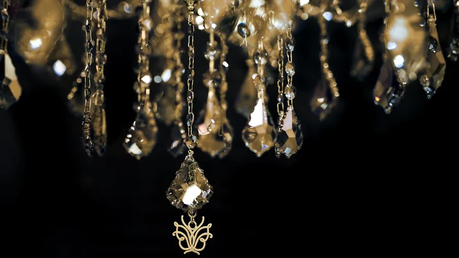 Collezione Spiga: pendenti in cristallo ambrato su fondo nero.