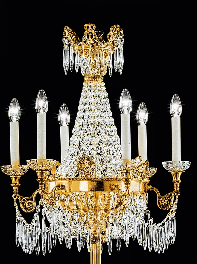 Dettaglio di una lampada da terra in cristallo e oro.