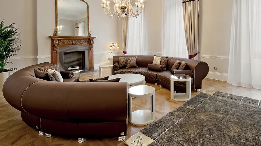 Salone di residenza privata con camino e lampadario in cristallo.