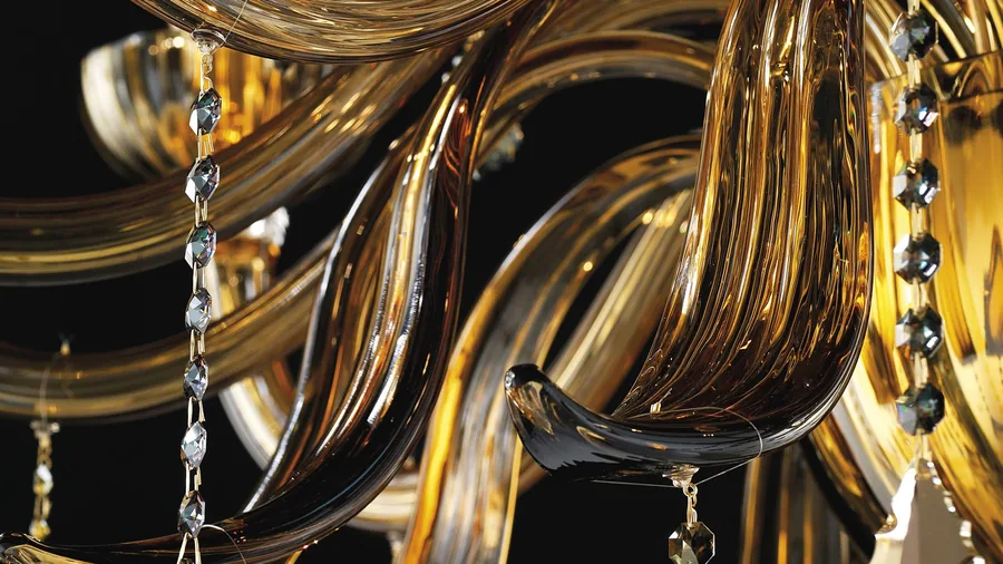Volute in vetro di Murano ambra scuro con pendenti in cristallo grigio.