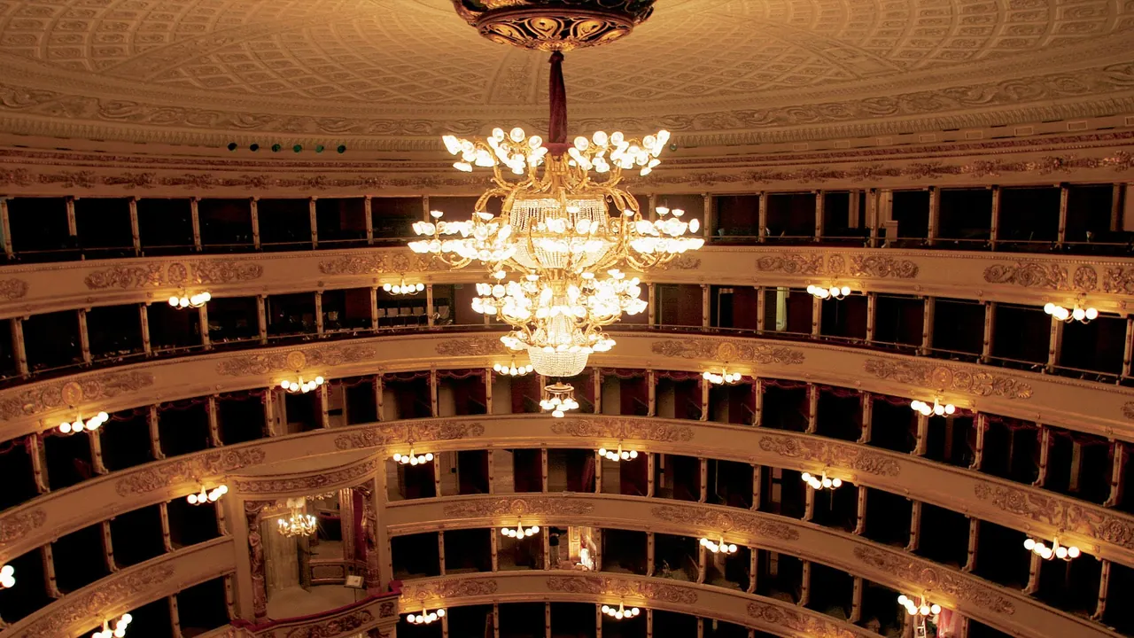 Sala del Teatro alla Scala di Milano con il lampadario centrale in cristallo.