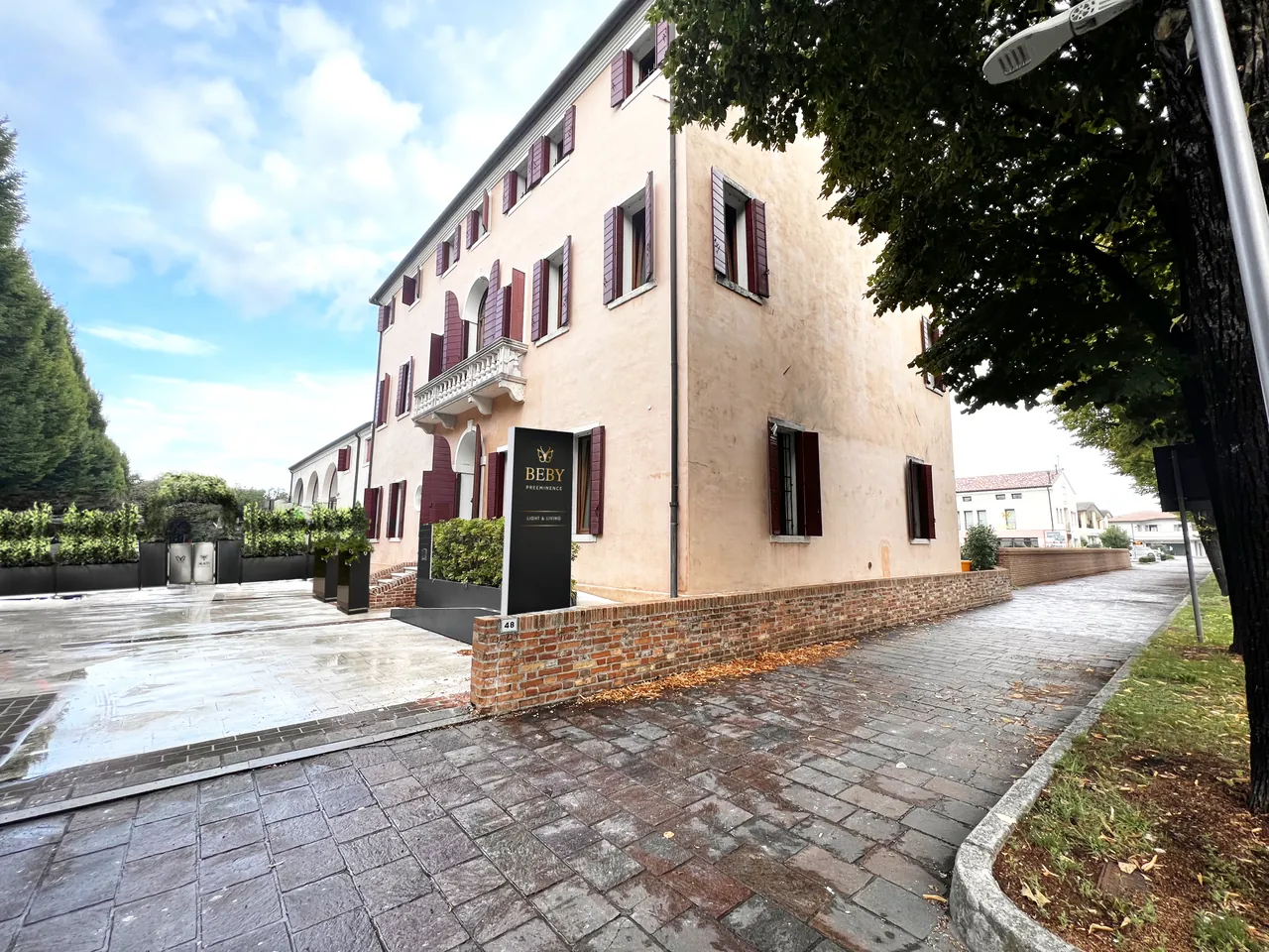 La sede della Maison: un edificio storico affacciato su una strada alberata.