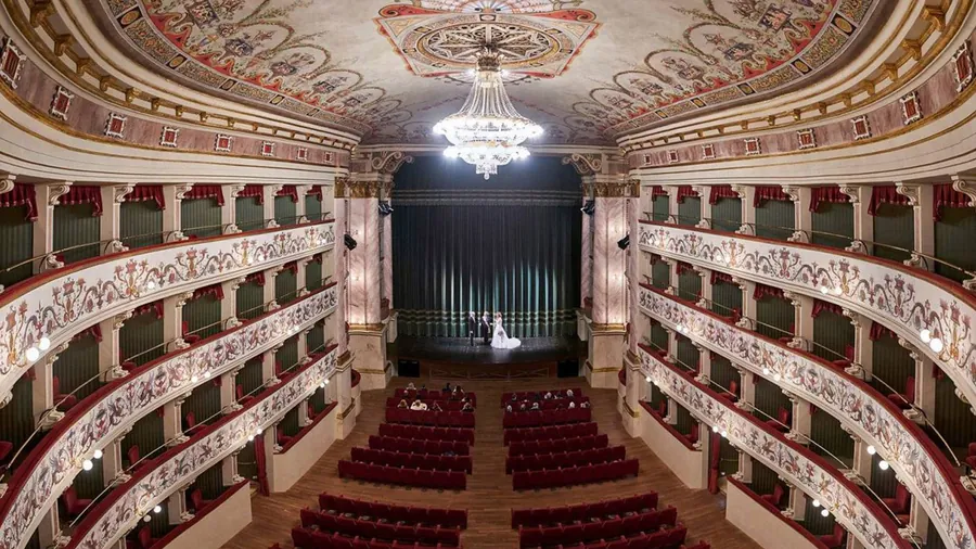 Sala del Teatro dei Rinnovati di Siena con lampadario in cristallo.