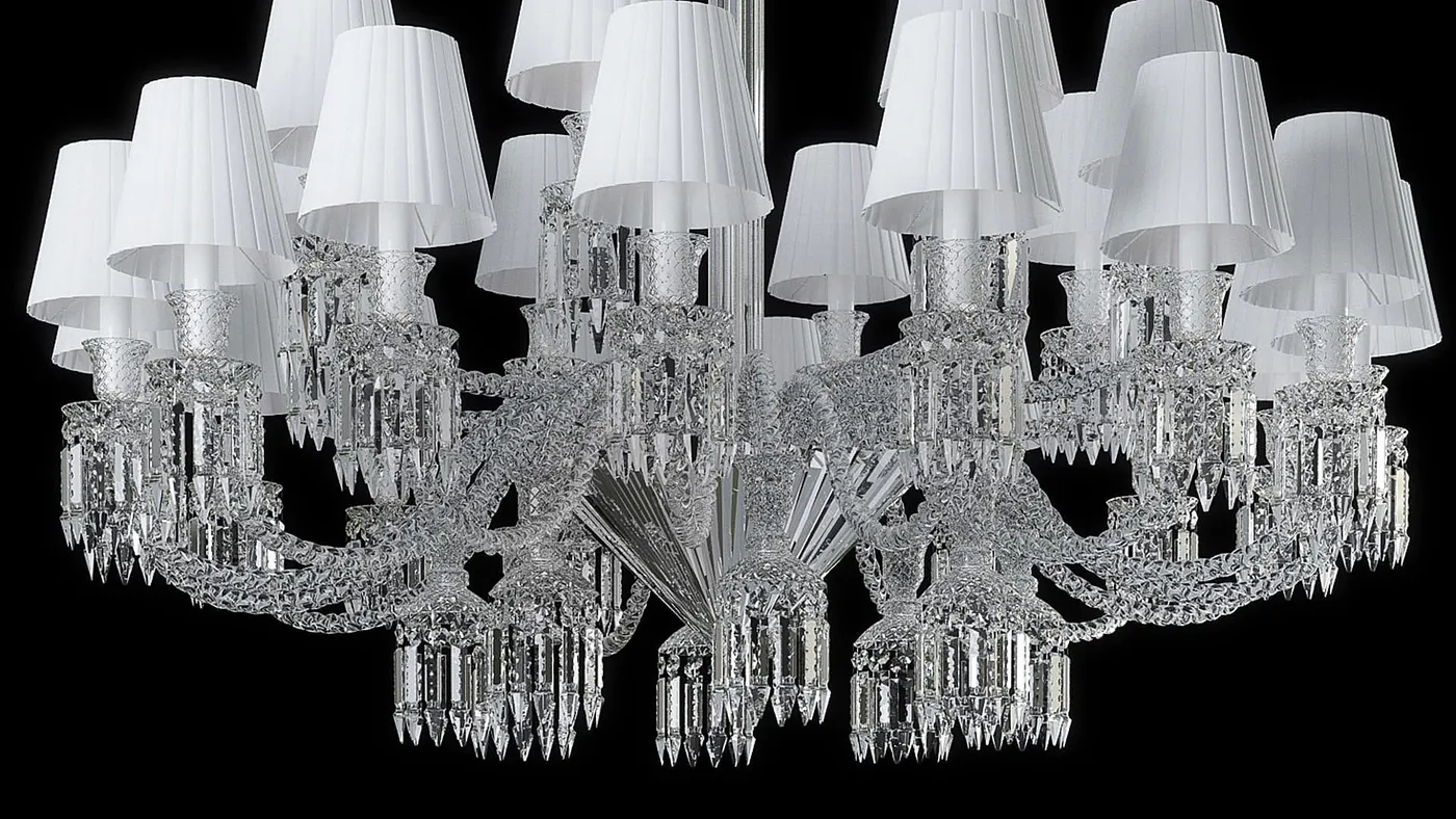 Lampadario Montenapoleone in cristallo incolore con paralumi chiari, su fondo nero.